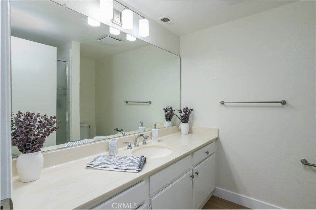 Image 15 of property listing at 11601 Tampa 178, Porter Ranch, CA 91326