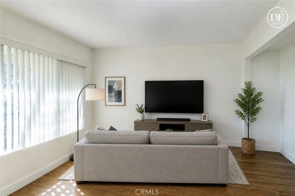 Image 16 of property listing at 11601 Tampa 178, Porter Ranch, CA 91326