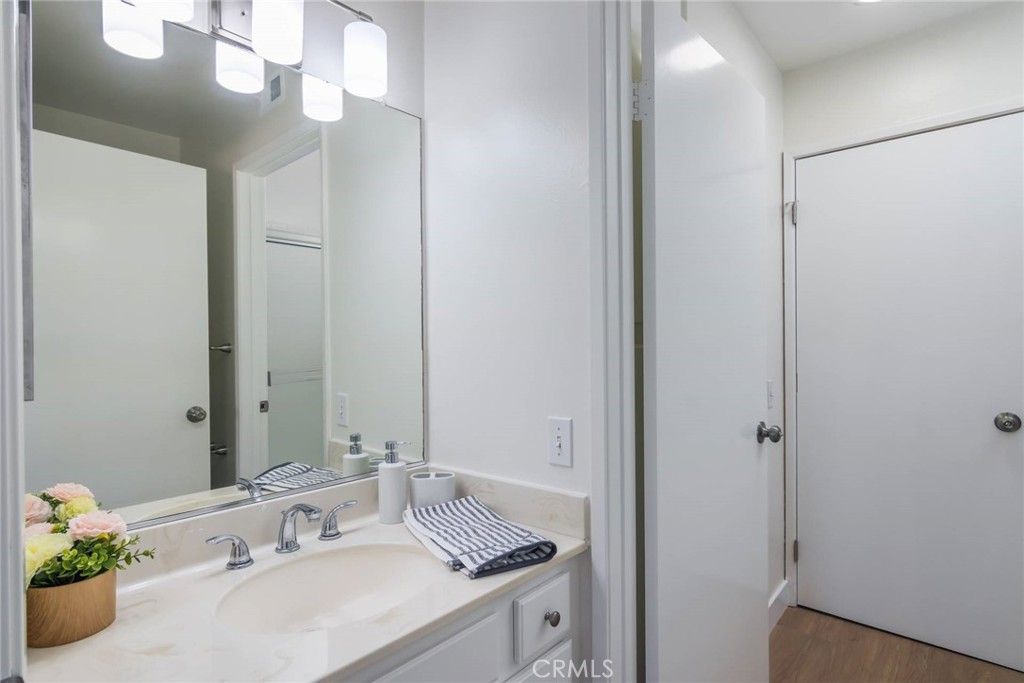 Image 19 of property listing at 11601 Tampa 178, Porter Ranch, CA 91326