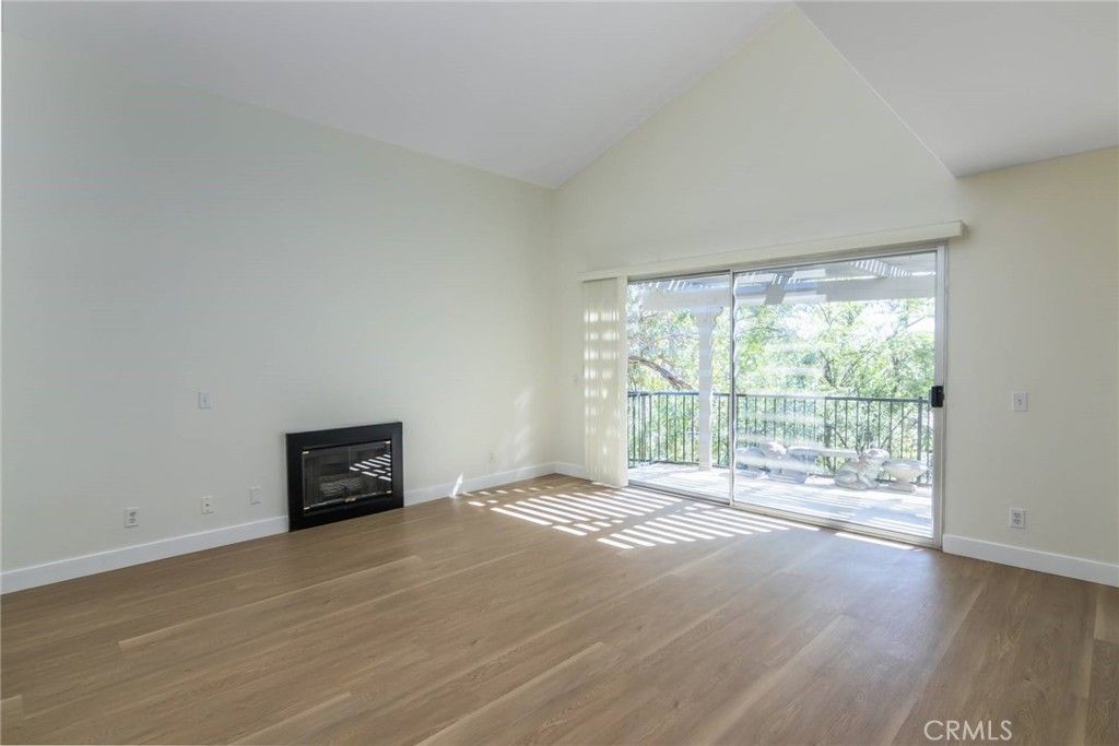 Image 5 of property listing at 11601 Tampa 178, Porter Ranch, CA 91326