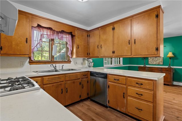 40 Aaron Avenue, Bristol, RI 02809