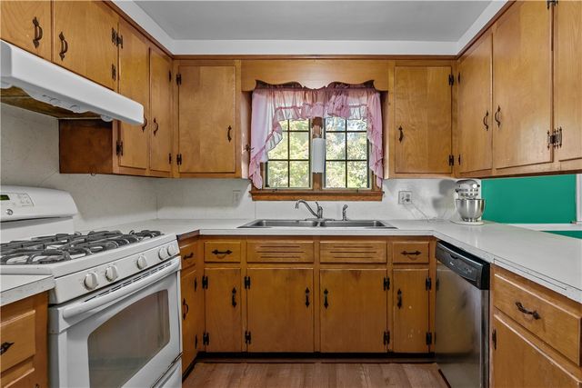 40 Aaron Avenue, Bristol, RI 02809