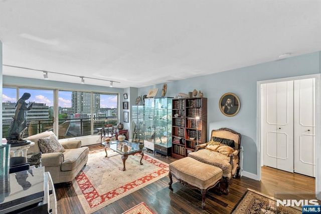 2077 Center Avenue 11H, Fort Lee, NJ 07024