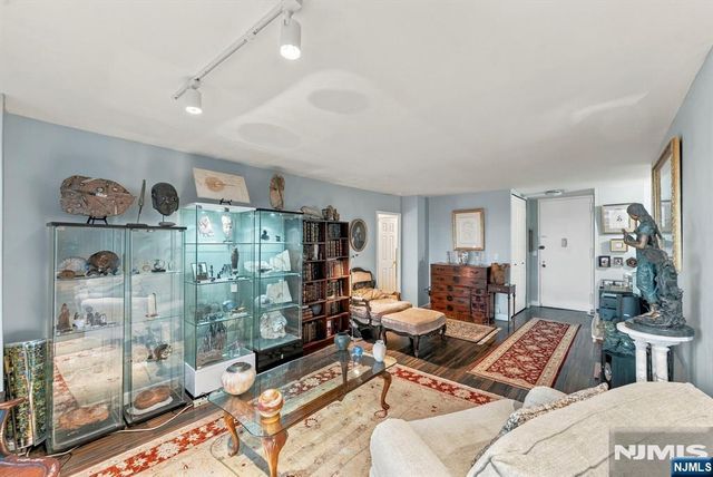 2077 Center Avenue 11H, Fort Lee, NJ 07024