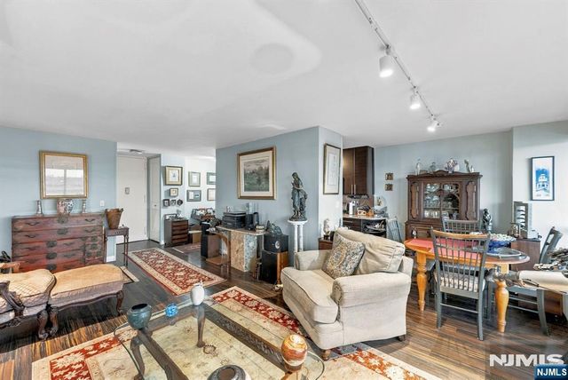 2077 Center Avenue 11H, Fort Lee, NJ 07024