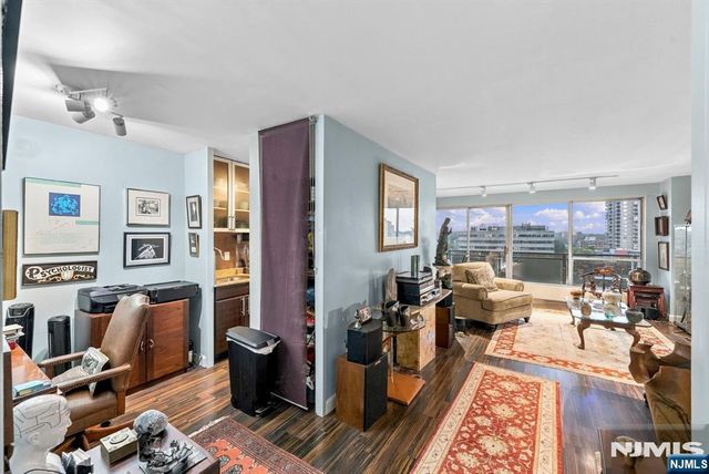 2077 Center Avenue 11H, Fort Lee, NJ 07024