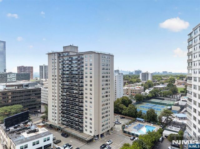 2077 Center Avenue 11H, Fort Lee, NJ 07024