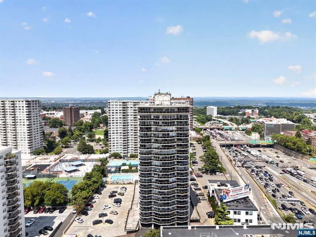 2077 Center Avenue 11H, Fort Lee, NJ 07024