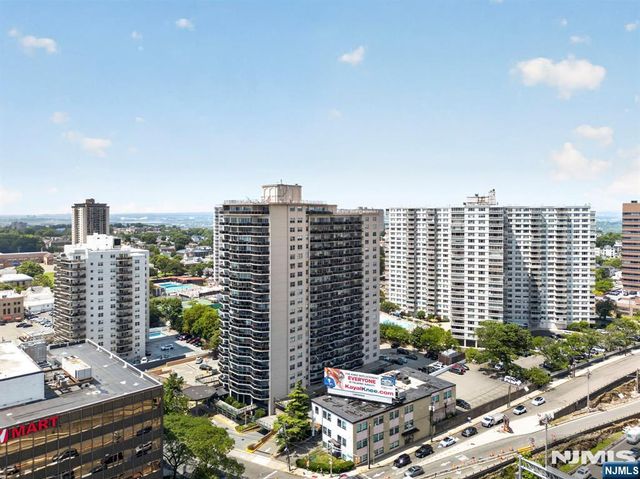2077 Center Avenue 11H, Fort Lee, NJ 07024