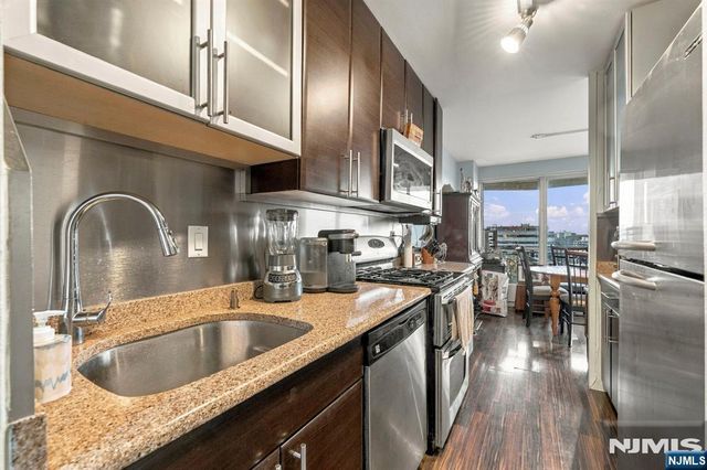 2077 Center Avenue 11H, Fort Lee, NJ 07024