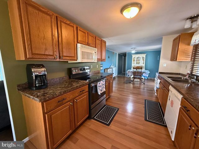 17 SUSAN DR, Barnegat, NJ 08005