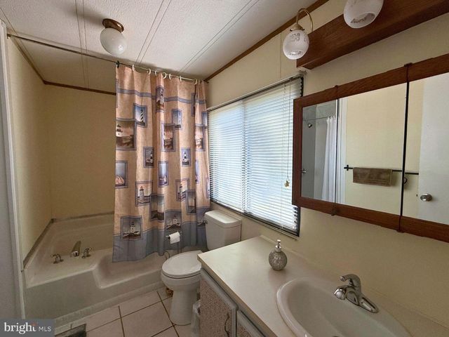 17 SUSAN DR, Barnegat, NJ 08005