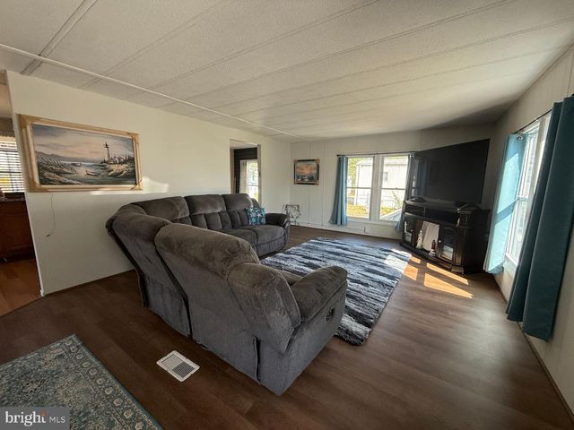 17 SUSAN DR, Barnegat, NJ 08005