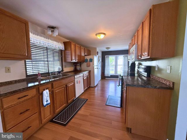 17 SUSAN DR, Barnegat, NJ 08005