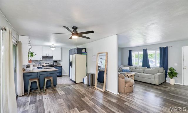 1800 Apple Blossom Court, Florissant, MO 63031