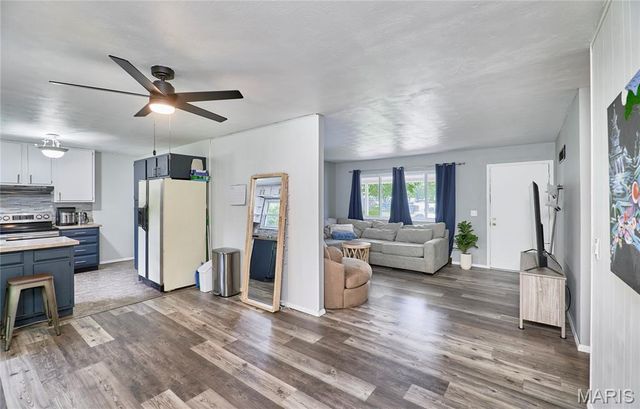 1800 Apple Blossom Court, Florissant, MO 63031