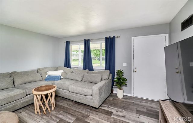 1800 Apple Blossom Court, Florissant, MO 63031