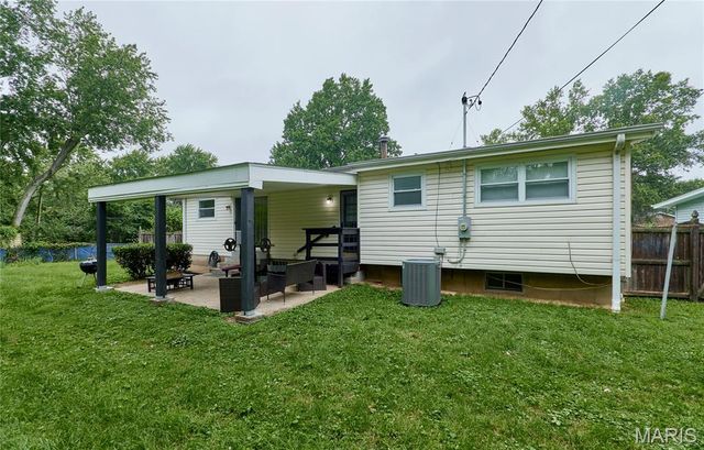 1800 Apple Blossom Court, Florissant, MO 63031