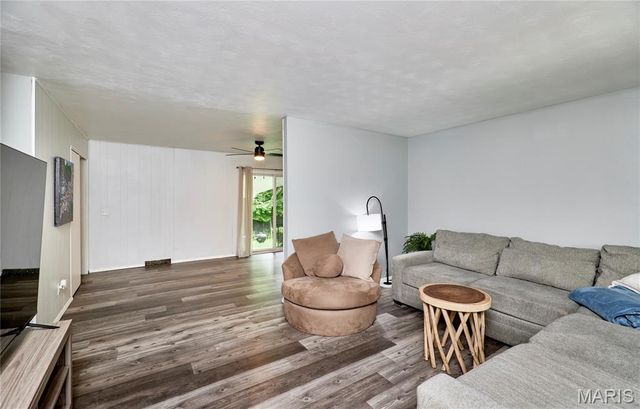 1800 Apple Blossom Court, Florissant, MO 63031