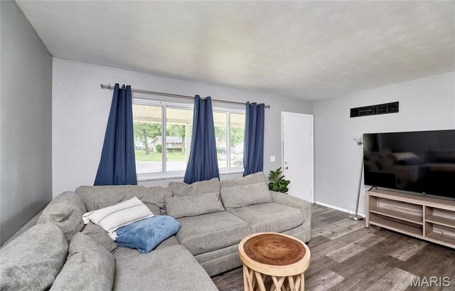 1800 Apple Blossom Court, Florissant, MO 63031