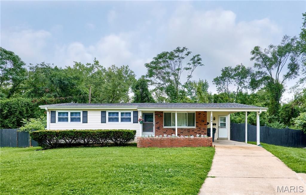 1800 Apple Blossom Court, Florissant, MO 63031