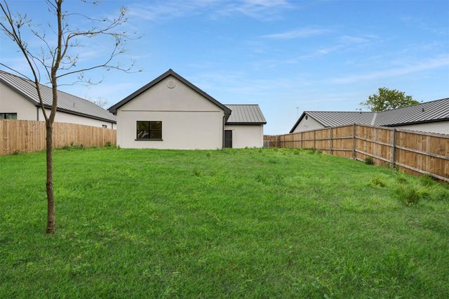 407 N Dallas Street, Rice, TX 75155