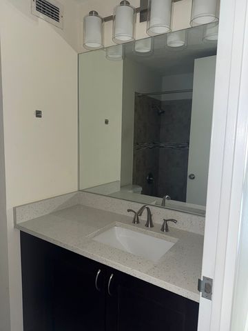 2728 N HAMPDEN Court 1704, Chicago, IL 60614