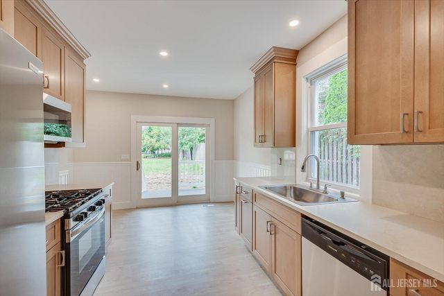 8 Fox Road, Edison, NJ 08817