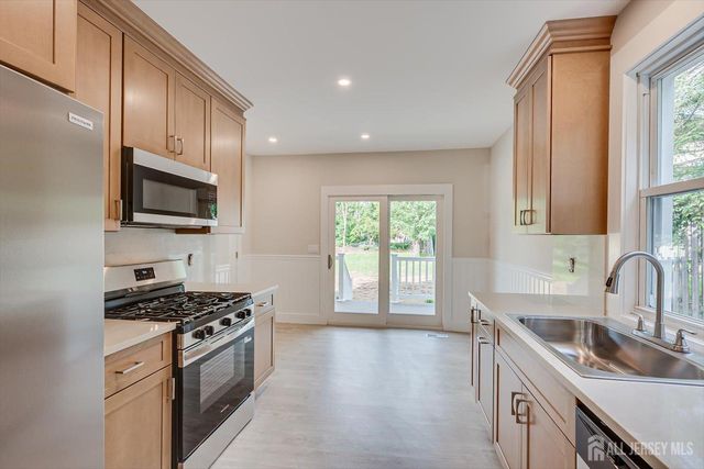 8 Fox Road, Edison, NJ 08817