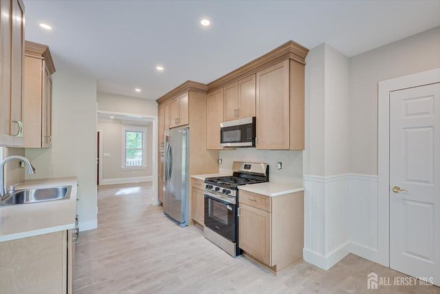 8 Fox Road, Edison, NJ 08817
