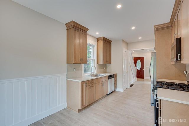 8 Fox Road, Edison, NJ 08817