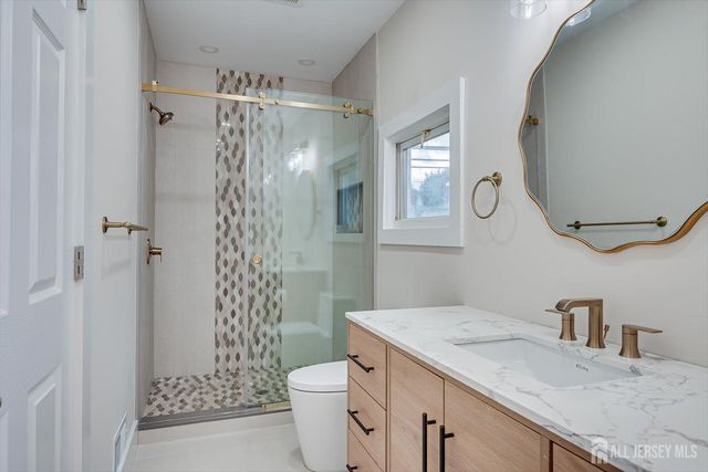 8 Fox Road, Edison, NJ 08817