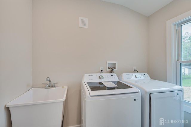 8 Fox Road, Edison, NJ 08817