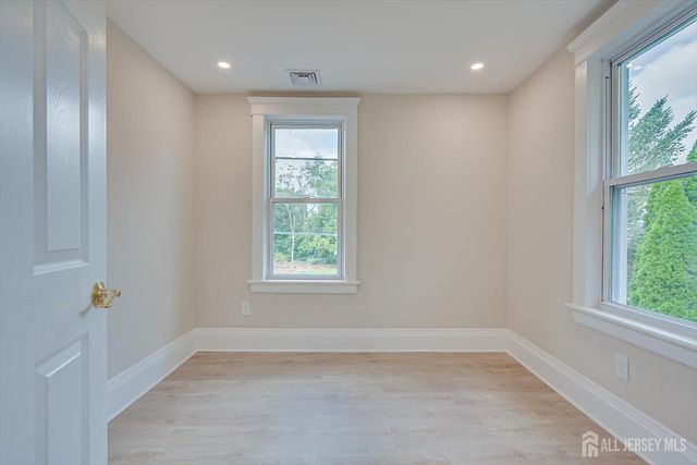 8 Fox Road, Edison, NJ 08817
