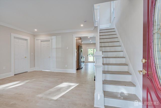8 Fox Road, Edison, NJ 08817