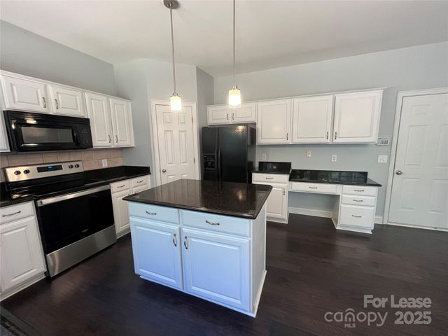 8601 Fieldcroft Drive, Charlotte, NC 28277