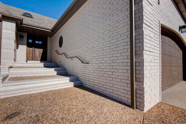 805 W Briarwood Lane, Nixa, MO 65714