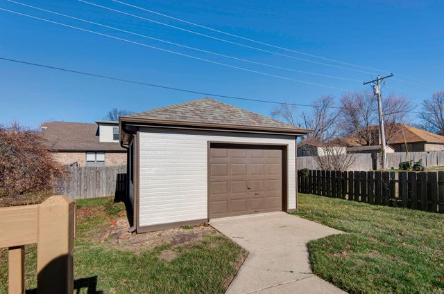805 W Briarwood Lane, Nixa, MO 65714