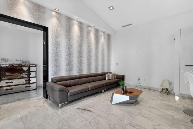 5861 NW 109th Ct, Doral, FL 33178