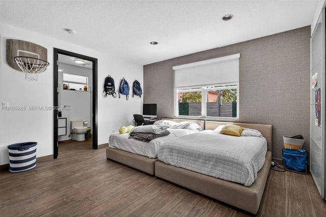 5861 NW 109th Ct, Doral, FL 33178