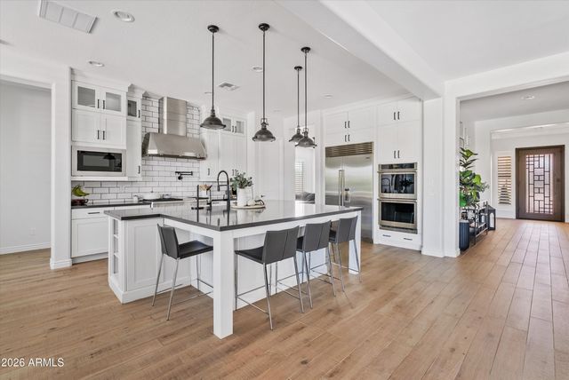 2562 E CLARK Drive, Gilbert, AZ 85297