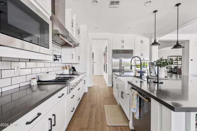 2562 E CLARK Drive, Gilbert, AZ 85297