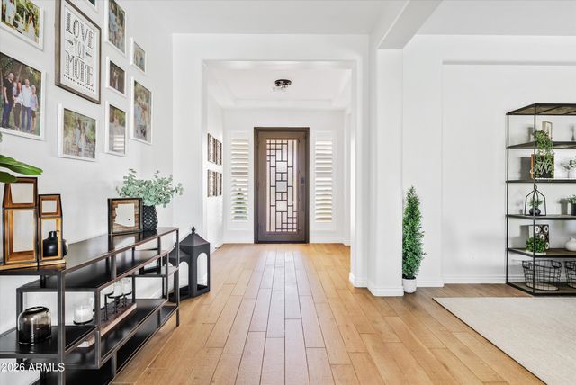 2562 E CLARK Drive, Gilbert, AZ 85297