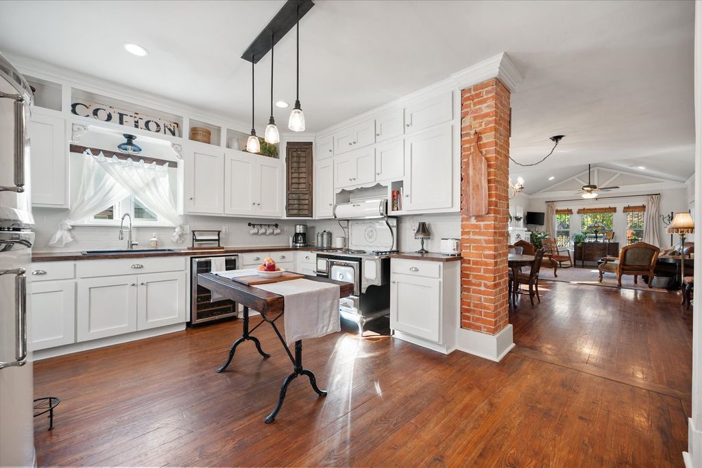 407 W Columbia Street, Weatherford, TX 76086