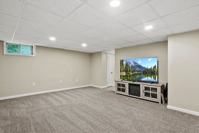 74 Oak Hill Rd, Southborough, MA 01745