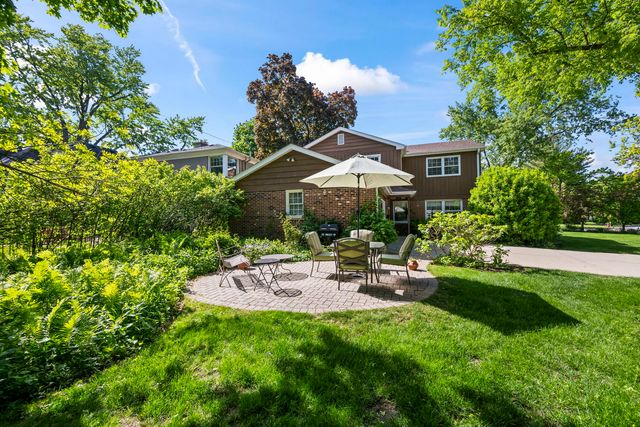 512 S Bristol Lane, Arlington Heights, IL 60005