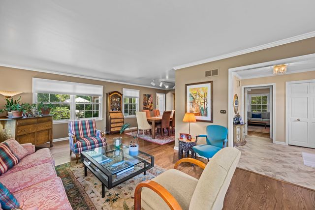 512 S Bristol Lane, Arlington Heights, IL 60005