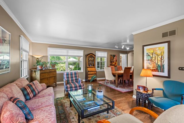 512 S Bristol Lane, Arlington Heights, IL 60005