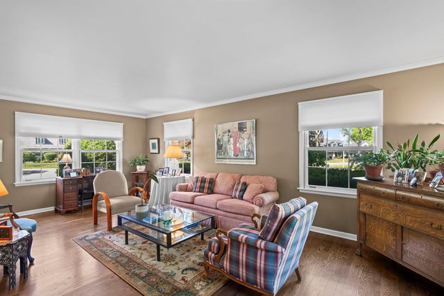 512 S Bristol Lane, Arlington Heights, IL 60005