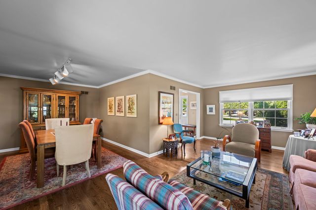 512 S Bristol Lane, Arlington Heights, IL 60005